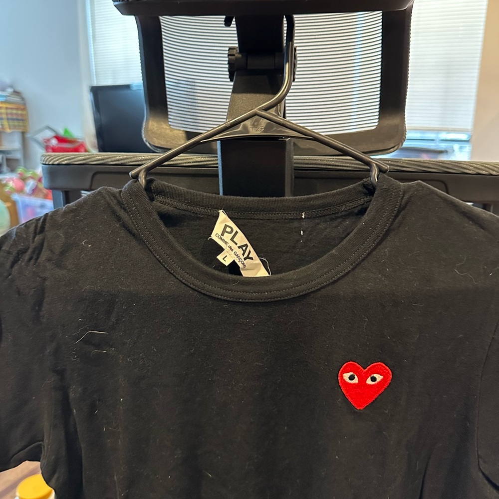 Comme des Garçons PLAY Black Tee with Red Heart Patch - Picture 6 of 6